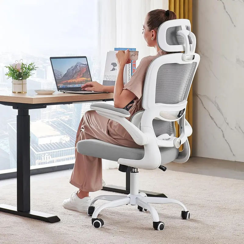 Ergonomiczny fotel biurowy z siatkowym oparciem – nośność 150 kg, kółka i konstrukcja odpowiednia do gier.