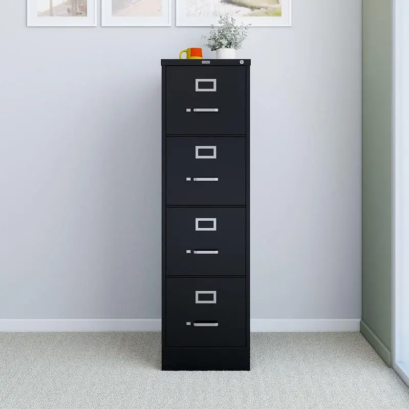 Szafka na dokumenty STAPLES zamykana na klucz z 4 szufladami, czarna – głębokość 63,5 cm, szerokość 38 cm