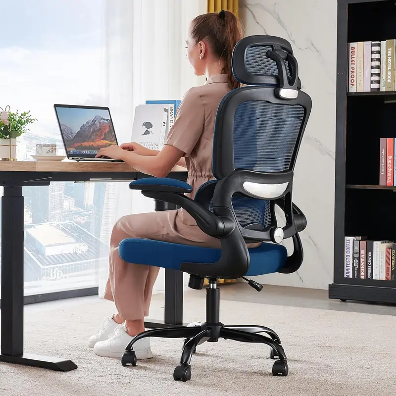 Ergonomiczny fotel biurowy z siatkowym oparciem – nośność 150 kg, kółka i konstrukcja odpowiednia do gier.