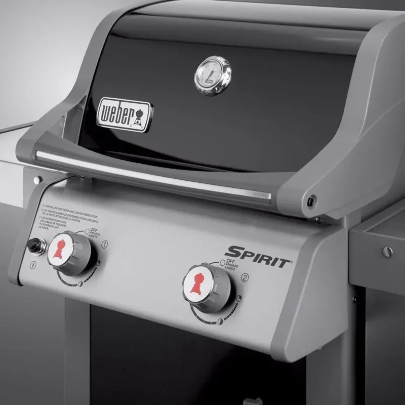 Grill gazowy propanowy Weber Spirit E-210 – 2 palniki, stylowy, czarny design umożliwiający wygodne grillowanie na świeżym powietrzu.