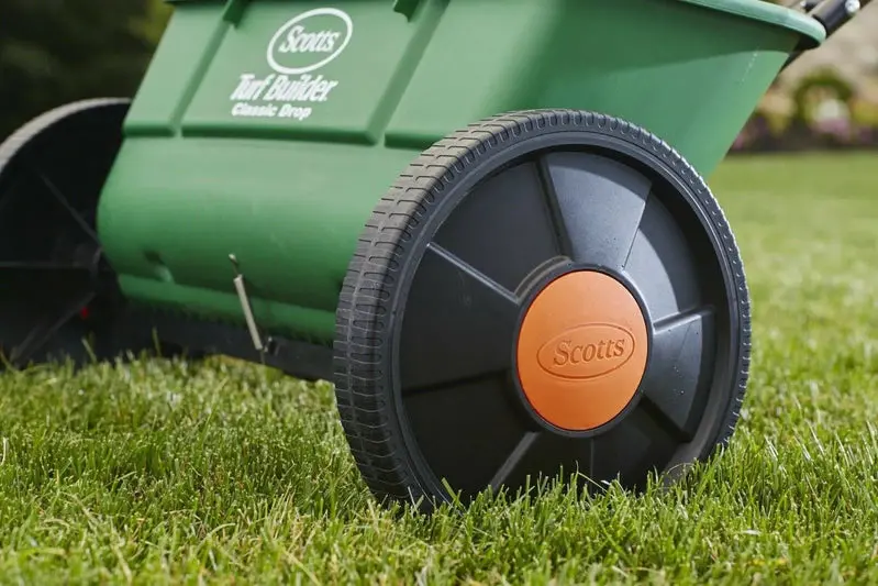 Rozsiewacz grawitacyjny Scotts Turf Builder Classic — precyzyjny rozsiewacz nawozu i nasion do trawników.