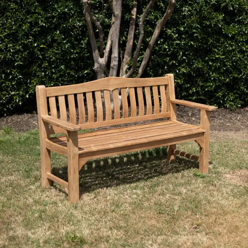 Ławka ogrodowa Hawthorne Ash & Ember Teak – 53-calowa (135 cm), odporna na warunki atmosferyczne, dwuosobowa ławka ogrodowa, lite drewno z wyprofilowanym oparciem i podłokietnikami