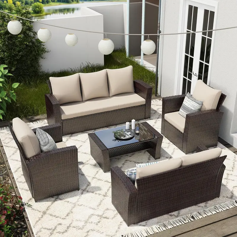 Zestaw wypoczynkowy Wisteria Lane, odporny na warunki atmosferyczne, 4-częściowy, wiklinowy, w kolorze granatowym, z poduszkami i szklanym stolikiem.