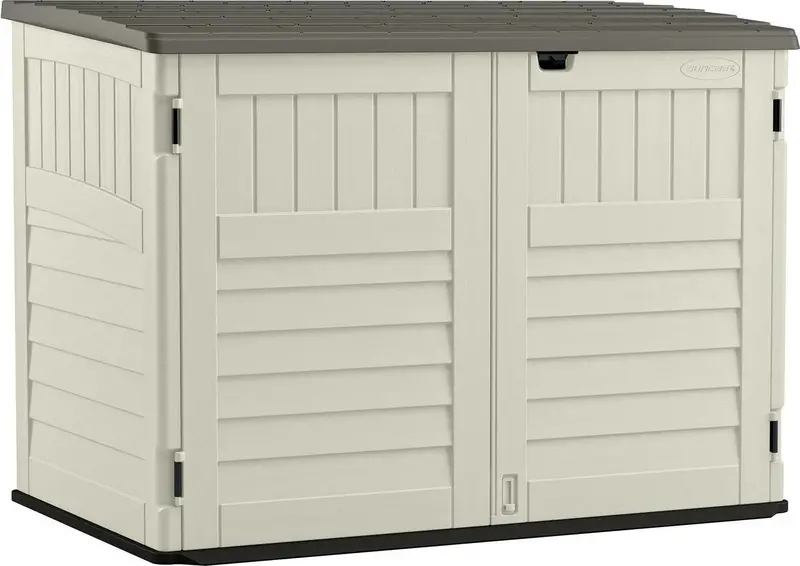 Szopa narzędziowa Suncast BMS4700 z tworzywa sztucznego odpornego na promieniowanie UV – kolor ecru/szary, konstrukcja z podwójnymi drzwiami (189 cm szerokości x 112 cm głębokości x 132 cm wysokości)