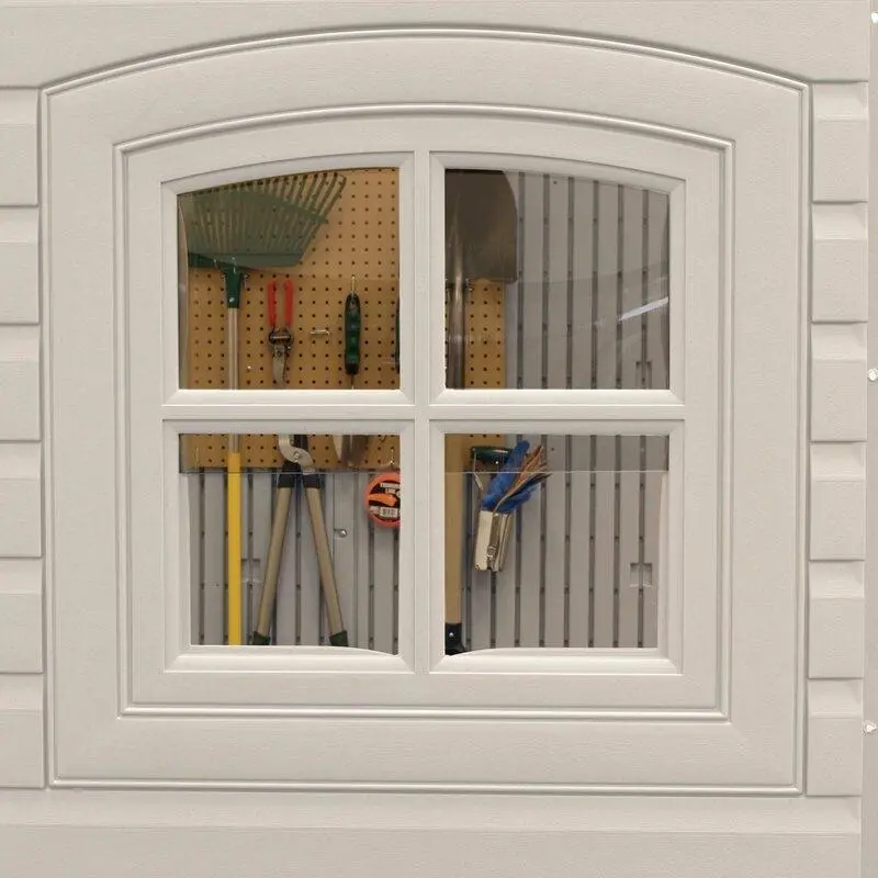 Plastikowa szopa narzędziowa o wymiarach 4,5 metra szerokości i 2,4 metra głębokości z bocznym wejściem i dwoma punktami dostępu.