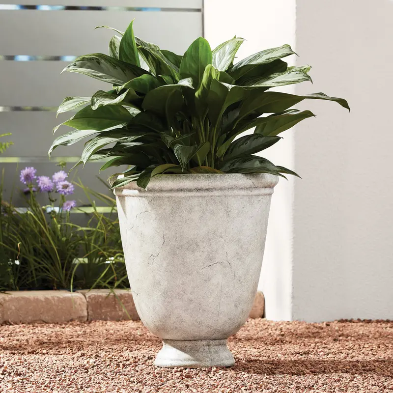 Doniczka z żywicy Ember Gray Better Homes & Gardens, 40,6 cm x 40,6 cm x 45,7 cm