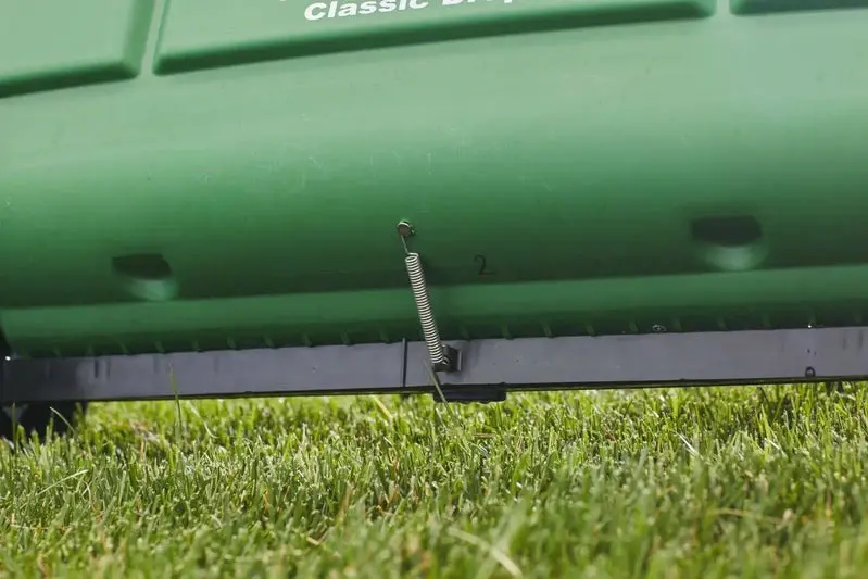 Scotts Turf Builder Classic Drop Spreader – precyzyjny ręczny rozsiewacz nasion i nawozów